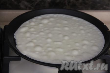 Сковороду хорошо разогреть, перед жаркой первого блинчика слегка смазать растительным маслом. Влить половник медового теста. Равномерно распределить тесто по дну сковороды и жарить блинчик на среднем огне до подрумянивания снизу.