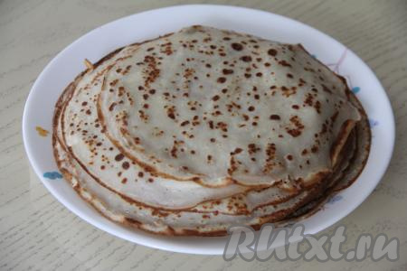 Пожарить постепенно все блины. Я жарила блины на сковороде диаметром 20 сантиметров, у меня получилось 20 штук.