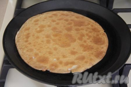 Затем аккуратно перевернуть блин и жарить до подрумянивания с другой стороны. Переложить готовый блин на тарелку. В состав теста входит растительное масло, поэтому, если у вас качественное покрытие сковороды, значит после жарки первого блинчика можно сковородку маслом не смазывать. Но, конечно, при необходимости, можно периодически совсем немного смазывать сковороду маслом. И не забывайте перемешивать медовое тесто перед жаркой очередного блина, чтобы тесто не застаивалось. 