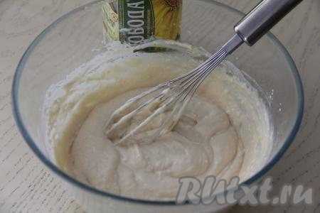 Перемешать блинное тесто венчиком, оно получится однородным и тягучим.