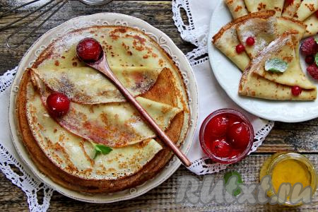 Блины, приготовленные с мёдом вместо сахара, получились очень вкусными, нежными, эластичными, к столу их можно подать в качестве дополнения к чаю, молоку или кофе.&nbsp;