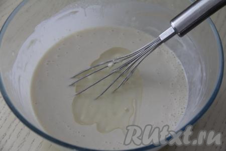 Влить растительное масло, перемешать и оставить тесто постоять на 10 минут.