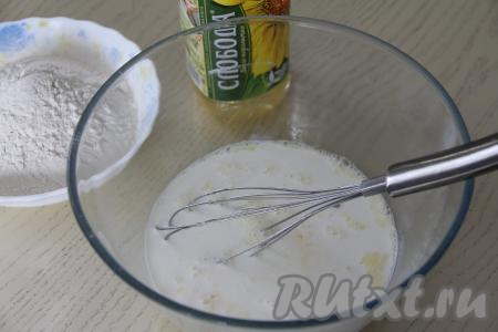 В получившуюся яично-медовую смесь влить 500 миллилитров молока, перемешать.