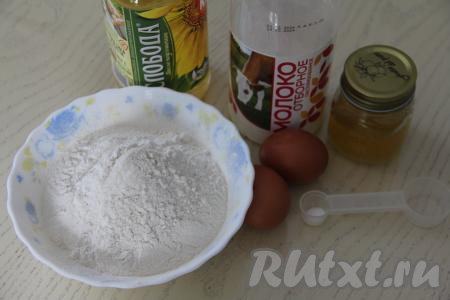 Подготовить продукты для приготовления блинов с мёдом вместо сахара.&nbsp;Для замешивания блинного теста лучше взять жидкий мёд, если же у вас мёд засахарился, тогда прогрейте его слегка на водяной бане (или в микроволновке).