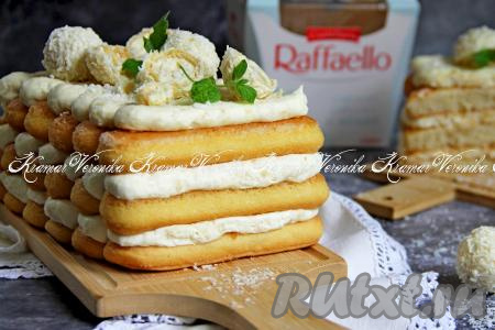 Готовый десерт украсить (я украсила тирамису конфетами "Рафаэлло" и кокосовой стружкой).