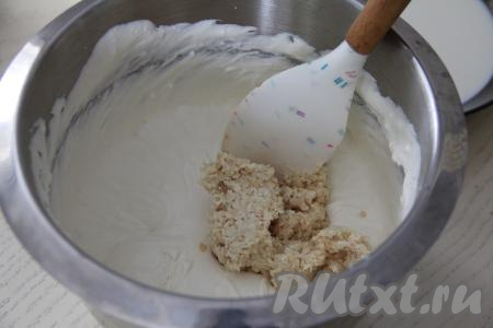 Для приготовления крема на максимальных оборотах миксера взбить хорошо охлаждённые сливки до мягких пиков. Затем добавить сгущённое молоко и творожный сыр, вмешать их во взбитые сливки миксером на небольшой скорости. Добавить в крем измельчённые конфеты "Рафаэлло" и перемешать крем лопаткой.