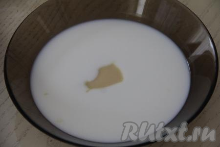 Для приготовления пропитки нужно в миску влить молоко, добавить сгущённое молоко, перемешать до однородности и пропитка для тирамису готовы.