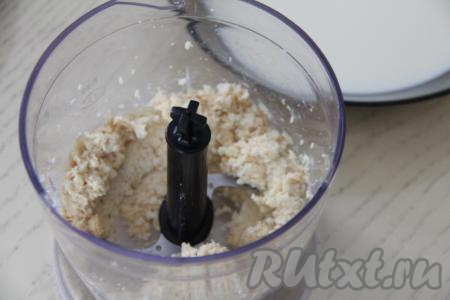 Измельчить конфеты до однородной массы.