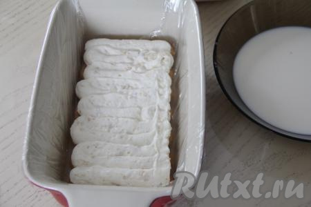 Отсадить часть крема поверх печенья. Для того чтобы удобно было отсаживать крем, я переложила его в кулинарный мешок.