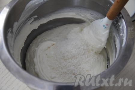 Добавить в крем кокосовую стружку и снова перемешать лопаткой.&nbsp;Крем получится нежным и ароматным.