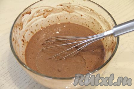 Ещё раз перемешать шоколадное тесто до однородности, влить растительное масло, снова перемешать. Масло добавляется в блинное тесто, чтобы блины хорошо отходили от сковороды (то есть легко переворачивались) во время жарки.