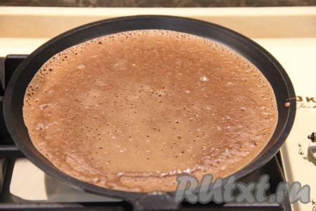 Хорошо прогреть сковороду, слегка смазать её растительным маслом, влить половник шоколадного теста, равномерно распределяя его по дну сковороды.