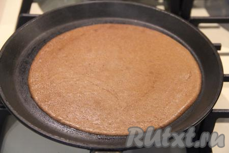 Жарить ароматный блинчик на среднем огне до подрумянивания с двух сторон, затем переложить его на тарелку. Смазывая сковороду маслом только по мере необходимости и периодически перемешивая тесто, постепенно пожарить все блины, складывая их стопочкой на тарелку. Блины я жарила на сковородке диаметром 20 сантиметров, из указанного количества ингредиентов у меня получилось 11 блинов.