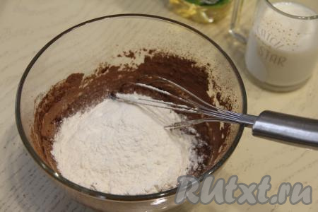 Всыпать в миску просеянную муку.