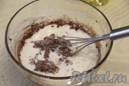 Перемешать тесто до однородности. Затем влить оставшееся молоко.