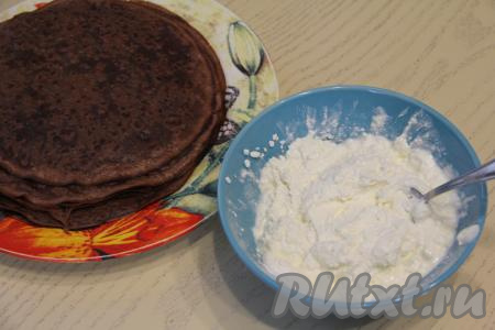 Для приготовления творожной начинки нужно соединить творог, сахар и сметану в достаточно глубокой ёмкости и пробить погружным блендером до однородности. Если у вас нет блендера, тогда можно перетереть творог через сито, затем добавить сметану, сахар и тщательно перемешать творожную начинку столовой ложкой.