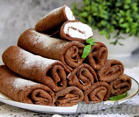 Аппетитные шоколадные блины с нежной начинкой из творога можно сразу подавать к столу. Если вы готовите их заранее, тогда поместите их в холодильник, а перед подачей разогрейте в микроволновке. Эти наивкуснейшие блинчики будут отличным дополнением к чаю или кофе.