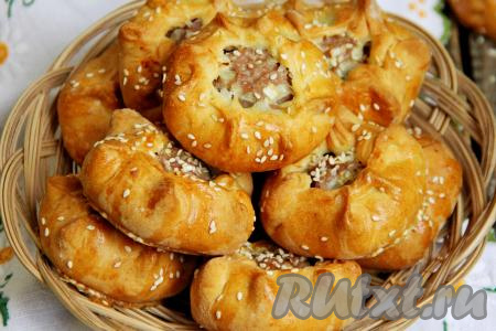 Вот такие красивые и очень вкусные пирожки из песочного теста с сочной начинкой из мяса получились.&nbsp;