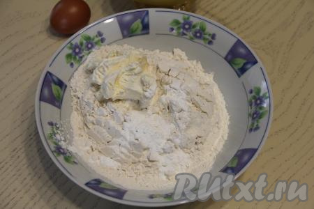 Добавить сливочное масло из холодильника, перетереть содержимое миски до получения мелкой крошки.