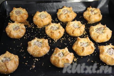 Готовые пирожки достать из духовки, слегка остудить, а затем переложить на тарелку и подать к столу. 