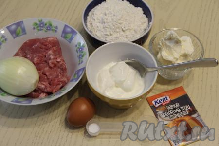 Подготовить продукты для приготовления пирожков из песочного теста с мясом. Лук почистить. В качестве начинки для пирожков можно взять любой фарш, я взяла кусочки свинины и пропустила их через мясорубку.