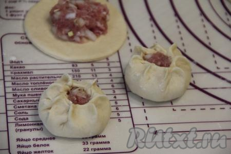 Защипать края теста каждого кружка, оставляя дырочку в центре и формируя пирожок, как на фото.