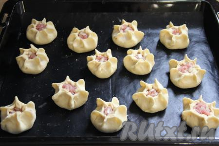 Таким образом сформировать все 13 пирожков из песочного теста с мясом, выложить их на противень, предварительно застеленный ковриком (или пергаментом) для выпечки.