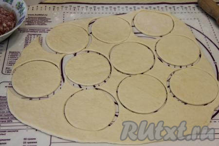 На поверхности, присыпанной мукой, раскатать тесто в пласт толщиной примерно 2-3 миллиметра. Вырезать кружочки диаметром 10 сантиметров. Тесто, оставшееся после вырезания кружочков, снова собрать в ком, раскатать и тоже вырезать кружочки (всего я вырезала 13 кружков).