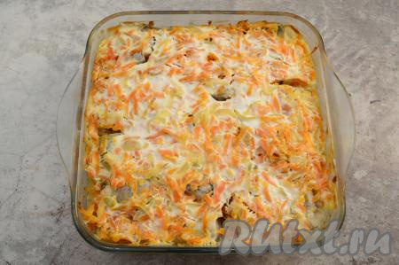 Запекать минтая с морковкой и луком в сметане минут 40 при температуре 180 градусов.