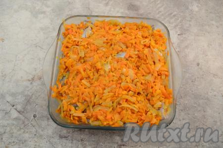 Сверху разложить оставшиеся лук и морковь.