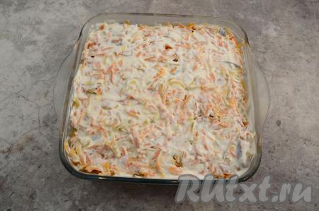 Смазать овощи сверху ровным слоем сметаны и отправить форму в хорошо разогретую духовку.