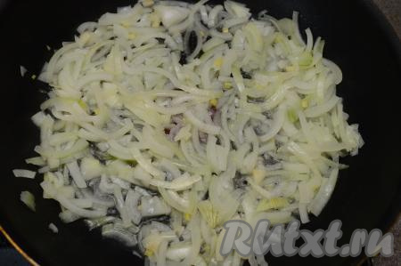 Пока минтай маринуется в сметане, займёмся овощами. Почистить лук и морковку. Нарезать лук на тонкие четверть кольца (или полукольца). Прогреть растительное масло в сковороде, выложить лук. Обжаривать лук на среднем огне, иногда помешивая, до прозрачности (в течение 5-6 минут).