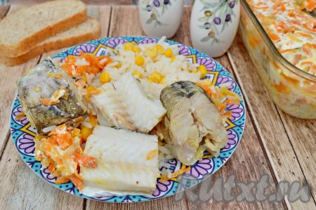 А вот как кусочек минтая выглядит в разломе. Благодаря тому, что запекалась рыба под сметанно-овощной шубой, она получилась очень сочной, нежной и вкусной.