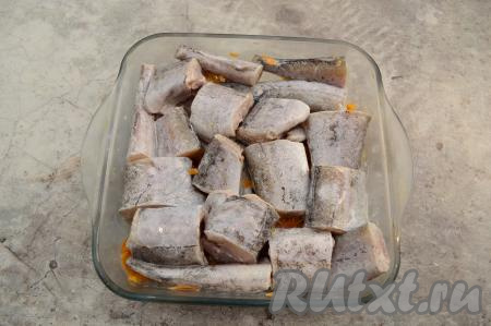 На овощи разложить в один слой кусочки минтая.