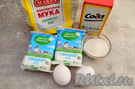 Подготовить продукты для приготовления сырников в силиконовых формочках в духовке.