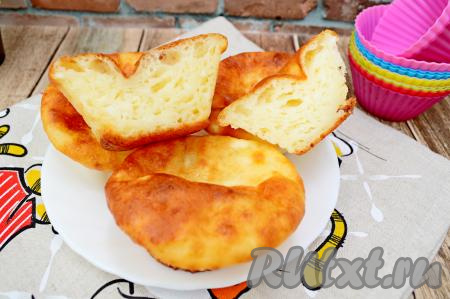 А вот как выглядят в разрезе испечённые в силиконовых формочках сырники.