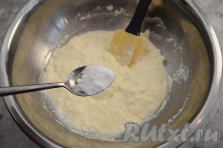 Всыпать соду и вмешать её в творожную массу.