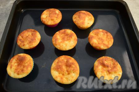 Духовку разогреть до 180 градусов. Поставить противень с формочками в духовку. Запекать сырники в силиконовых формочках в течение 25-30 минут (до зарумянивания). Во время выпечки сырники значительно увеличатся в объёме, но по мере остывания будут опадать - это нормально для творожной выпечки.