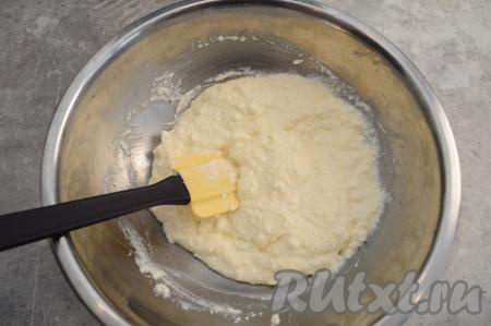 Перемешать творог, яйца и сахар до однородности сначала вилкой, перетирая кусочки творога. Затем довести творожную массу до однородности лопаткой.