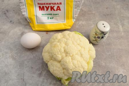 Подготовить продукты для приготовления котлет из цветной капусты в духовке. Цветную капусту промыть водой, если на поверхности кочана есть тёмные участки, их нужно срезать ножом.