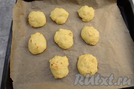 Поставить противень в духовку, прогретую до 180 градусов, запекать котлеты из цветной капусты 30 минут.