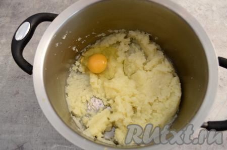 В получившееся пюре из цветной капусты вбить сырое яйцо, перемешать. Если нужно, немного подсолить.