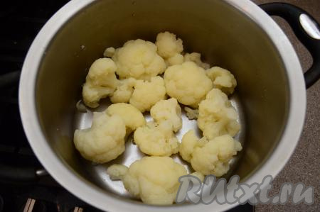 Поставить кастрюлю с цветной капустой на сильный огонь, а с момента закипания варить на небольшом огне минут 7-8 (как только соцветия станут легко прокалываться ножом, значит капуста готова). Убрать кастрюлю с огня, воду слить, а капусту оставить остывать.