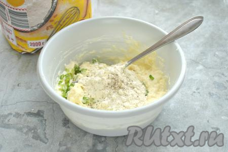 Далее в получившуюся сырную массу всыпаем 2 столовых ложки муки, солим и перчим, тщательно перемешиваем. При добавлении соли ориентируйтесь на то, насколько солёный сыр вы используете.