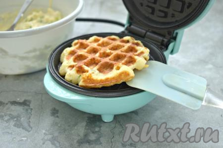 Накрываем тесто верхней панелью и готовим ленивые хачапури в вафельнице 5 минут. У всех электровафельницы разные, ориентируйтесь на свою технику. Готовые ленивые хачапури легко снимаются с помощью силиконовой лопаточки. Постепенно испечь все вафли. Из указанного количества ингредиентов у меня получилось 4 хачапури.