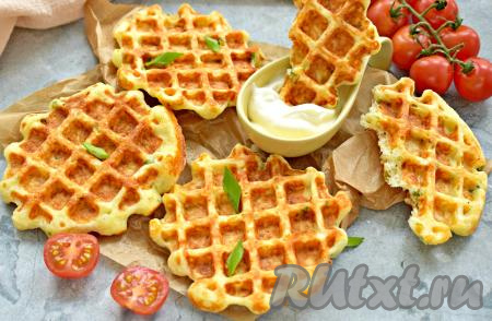 Ленивые хачапури, приготовленные в вафельнице, получаются мягкими, аппетитными и очень вкусными, к столу их можно подать со сметаной.