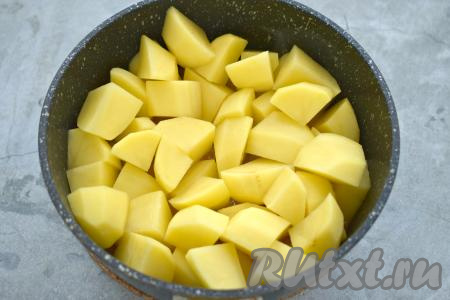 Спустя 15 минут к тушёной курице добавляем очищенный и нарезанный на средние кусочки&nbsp; картофель.