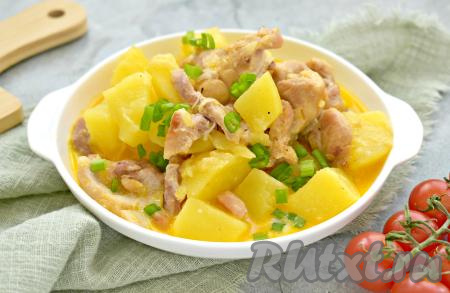 Курицу, тушёную с картошкой в сметане, раскладываем по тарелкам и подаём сочное, вкусное, ароматное блюдо к столу, посыпав, по желанию, мелко нарезанной зеленью.