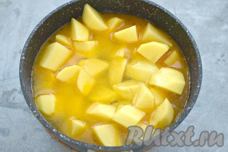 Солим, доливаем тёплую воду, которая должна почти полностью покрыть картошку. Доводим воду до кипения и уменьшаем до минимума огонь.