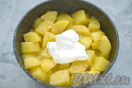 Тушим курицу с картошкой под крышкой минут 20 (до мягкости картофеля), затем добавляем сметану, перемешиваем, готовим 2 минуты и выключаем огонь.